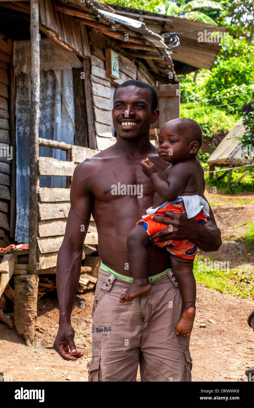 Homme avec un enfant dans ses bras, l'île de Principe Banque D'Images