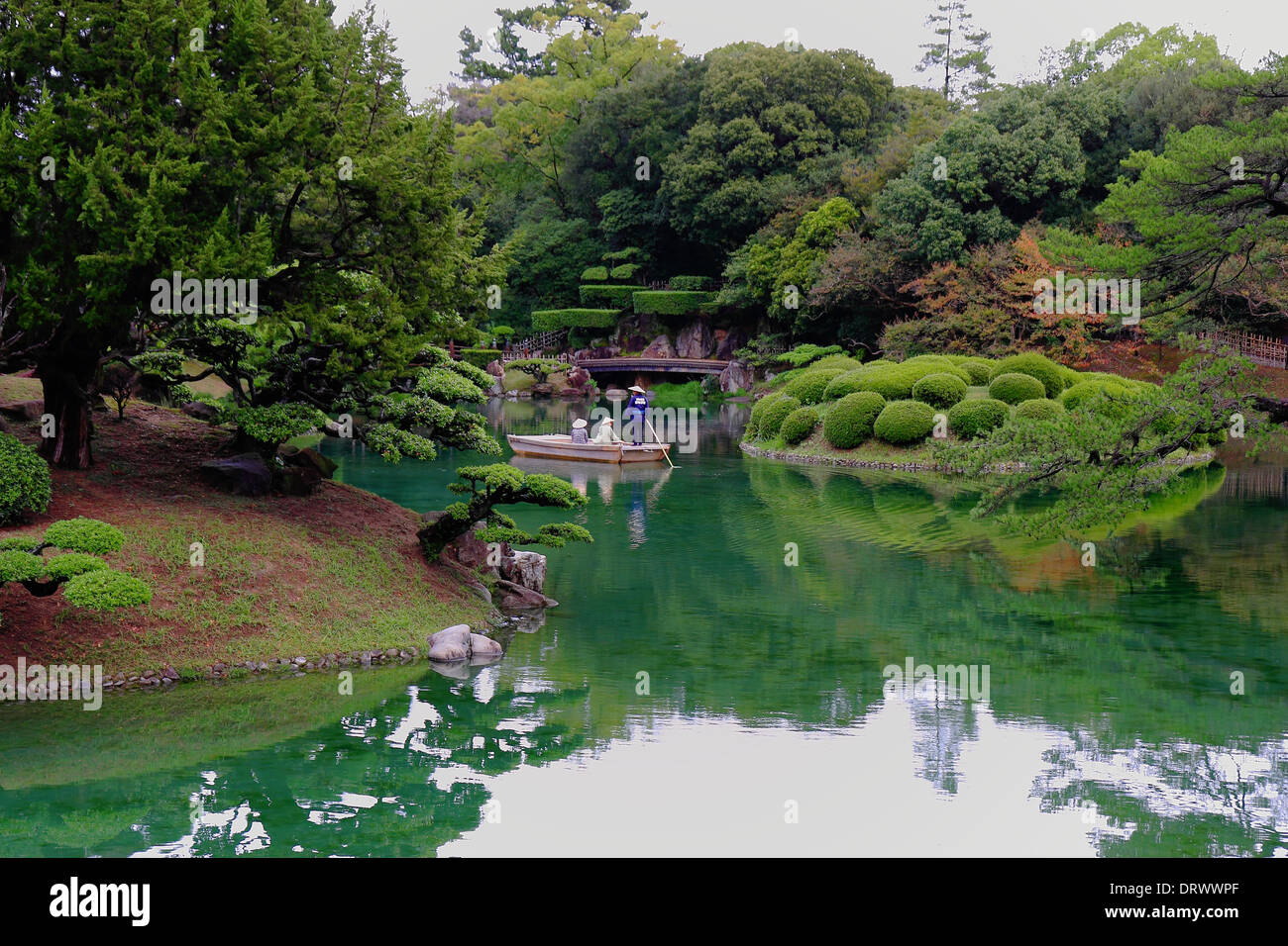 TAKAMATSU, JAPON - 19 OCTOBRE : les touristes naviguent sur bateau à travers le jardin Ritsurin les étangs, le plus beau parc du Japon sur Banque D'Images