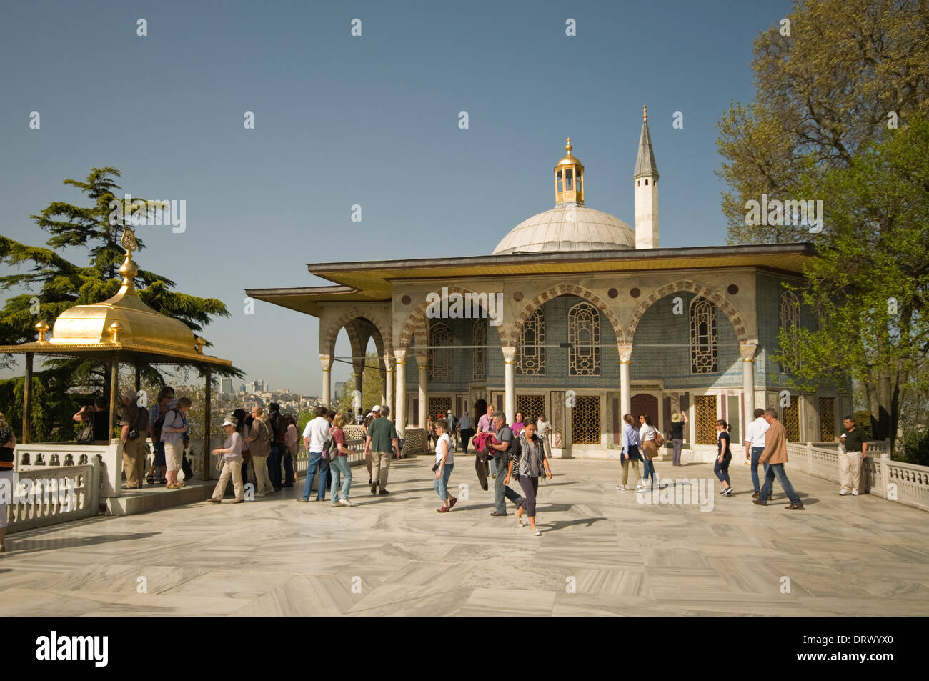 EUROPE/ASIE, Turquie, Istanbul, Palais de Topkapi (1453), les touristes et la population locale à la porte de Bagdad Banque D'Images