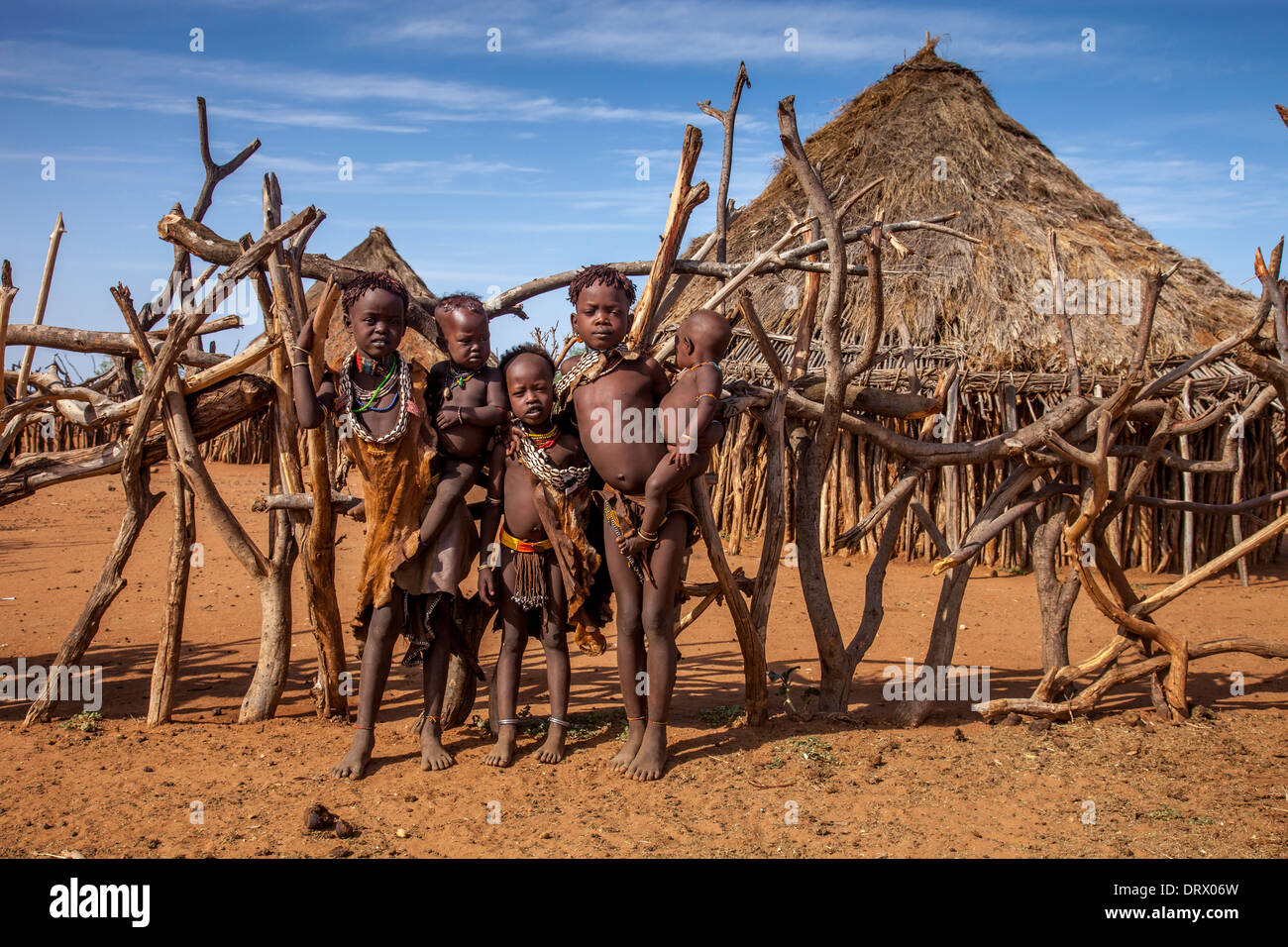 Un groupe d'enfants dans un village près de tribu Hamer Turmi, vallée de l'Omo, Ethiopie Banque D'Images