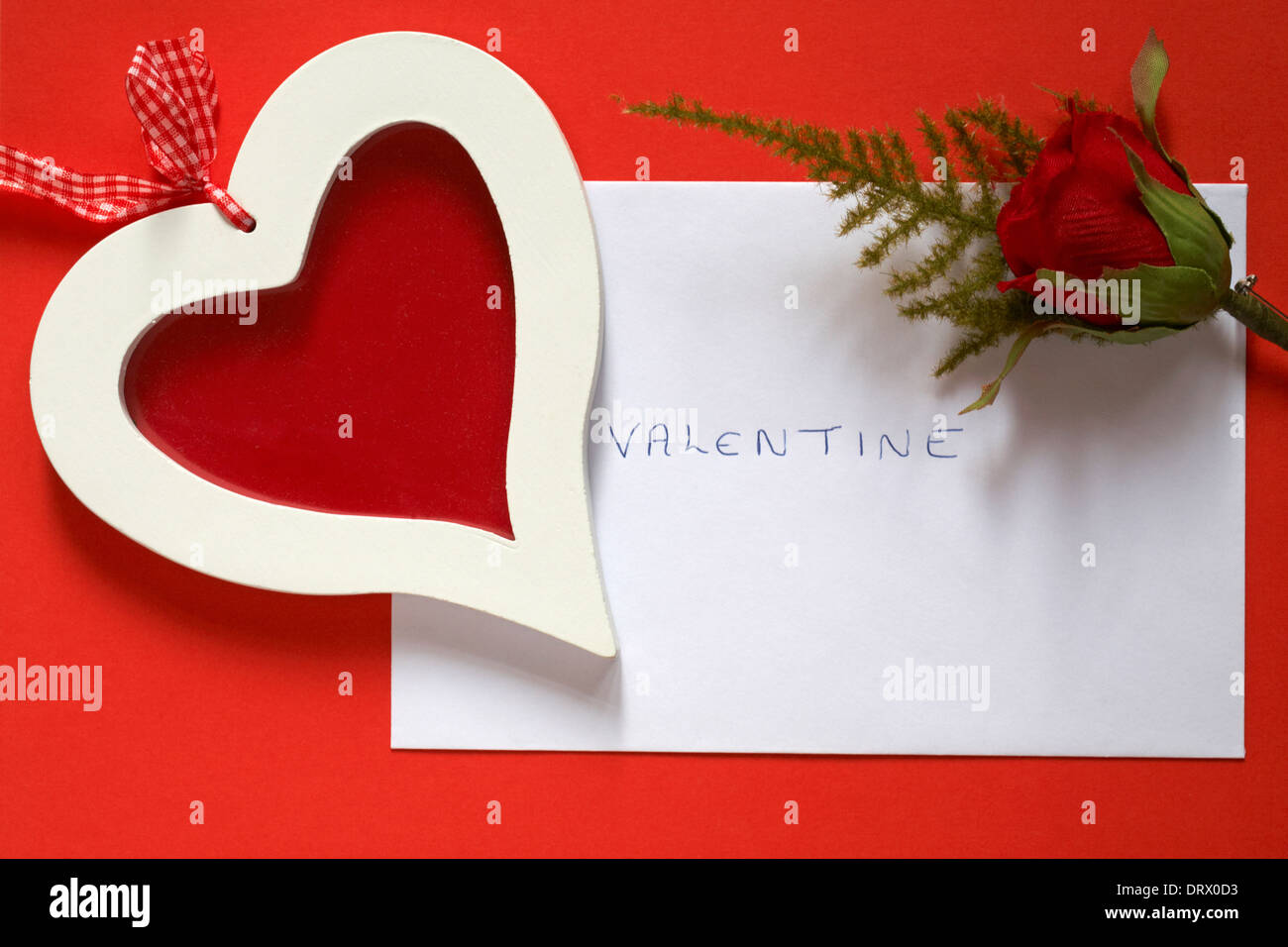 Cadre coeur et rose rouge avec la Saint Valentin carte enveloppe pour la  Saint-Valentin sur fond rouge Photo Stock - Alamy