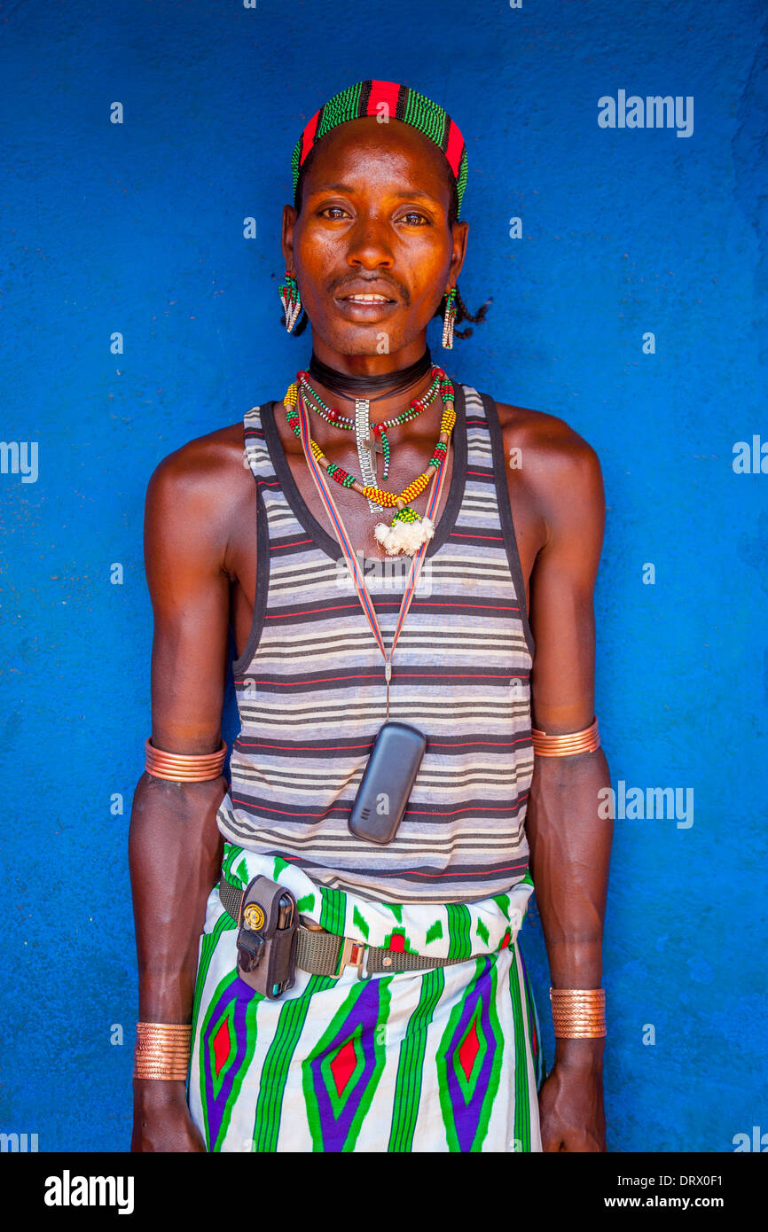 Portrait d'un homme de la tribu Hamer, Dimeka, vallée de l'Omo, Ethiopie Banque D'Images