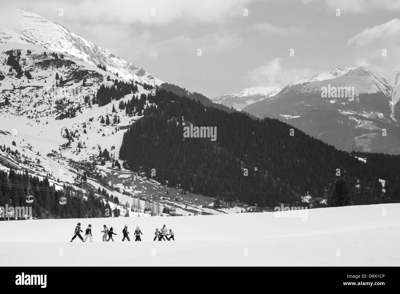 Un groupe d'enfants lentement de ski dans les Alpes autrichiennes dans leur cours de ski. Banque D'Images