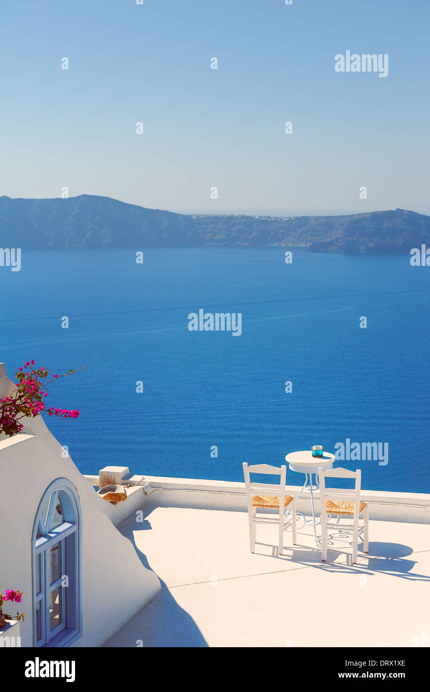 Des chaises sur le toit à Santorin, Grèce Banque D'Images