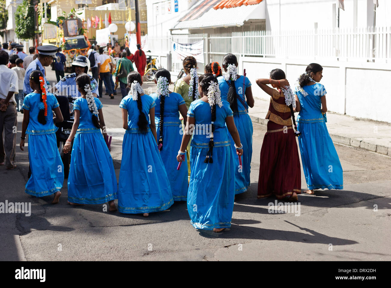 Les jeunes filles en robe bleue pendant la fête religieuse thaipoosam,  Maurice Photo Stock - Alamy