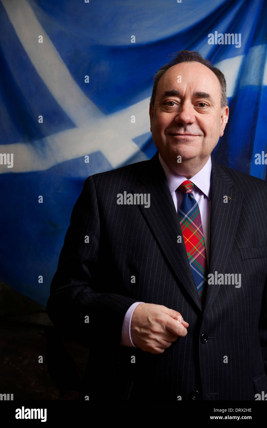 Premier ministre Alex Salmond MSP dans son bureau au parlement écossais Banque D'Images