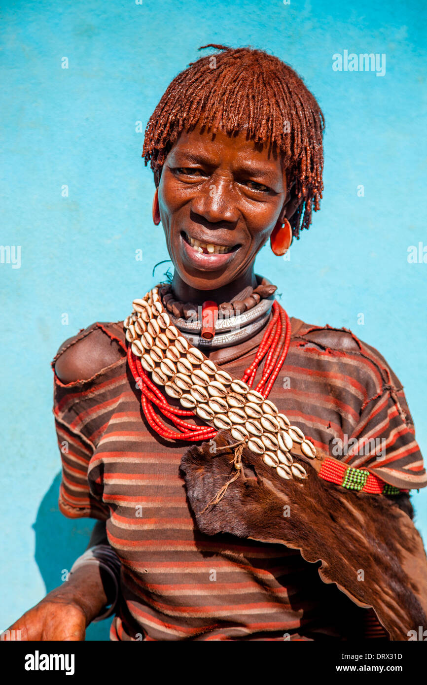 Portrait d'une femme de la tribu Hamer, Dimeka, vallée de l'Omo, Ethiopie Banque D'Images
