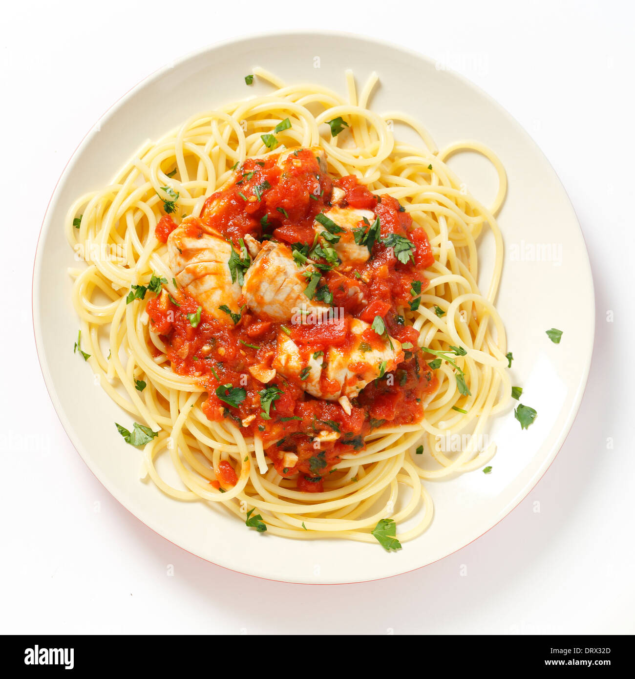 Une assiette de Spaghetti all'arrabbiata avec poissons, garnie de persil haché, vu de dessus. Banque D'Images