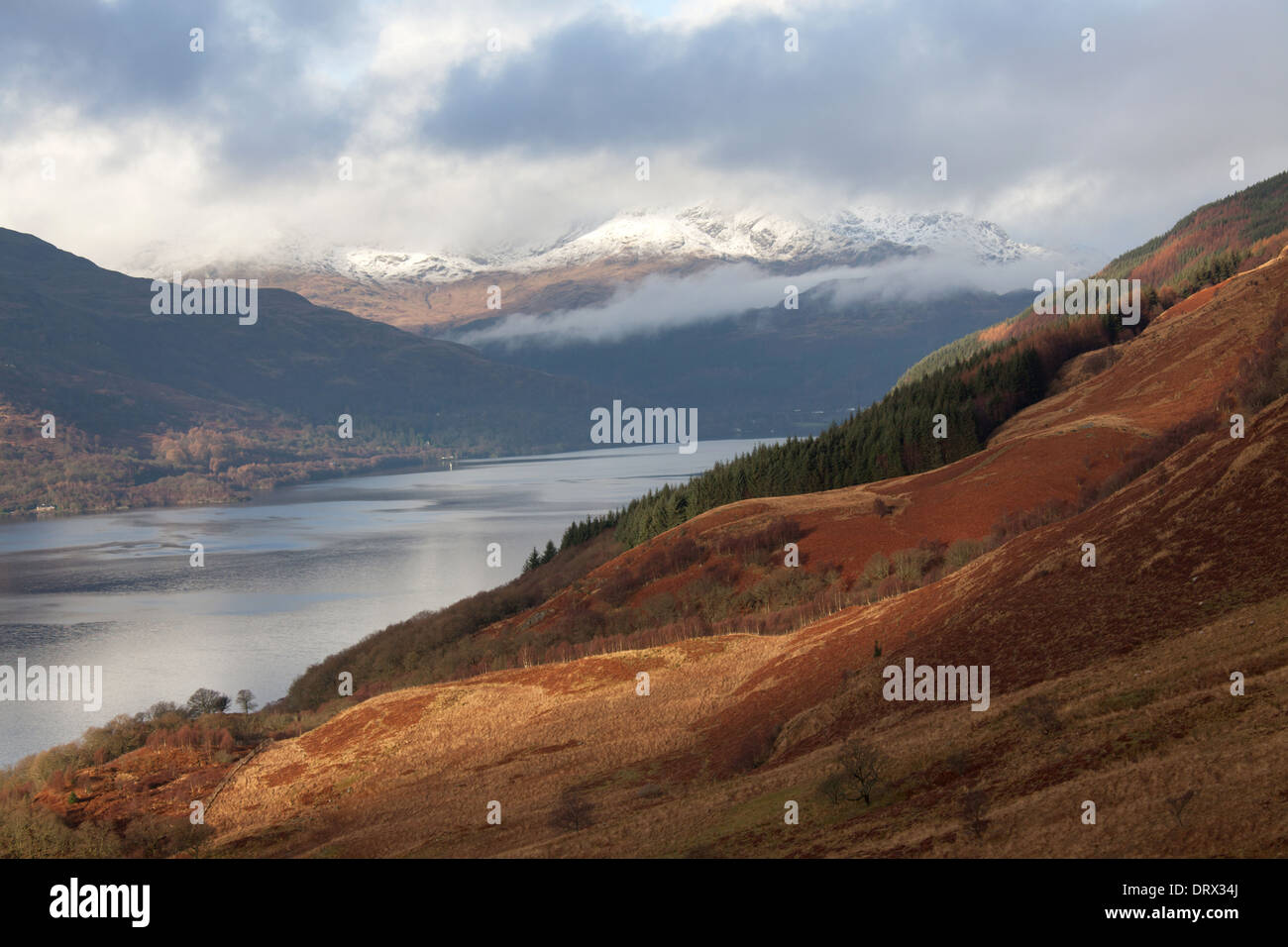 Le Loch Lomond, Ecosse. Vue pittoresque des pistes de Ben Lomond vers les collines sur la rive ouest du Loch Lomond. Banque D'Images