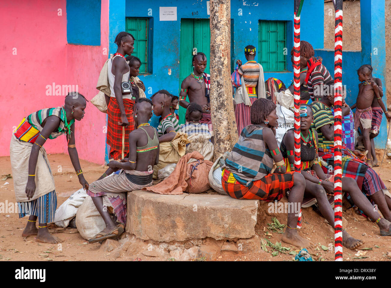 Les gens en ville Dimeka Hamer, vallée de l'Omo, Ethiopie Banque D'Images