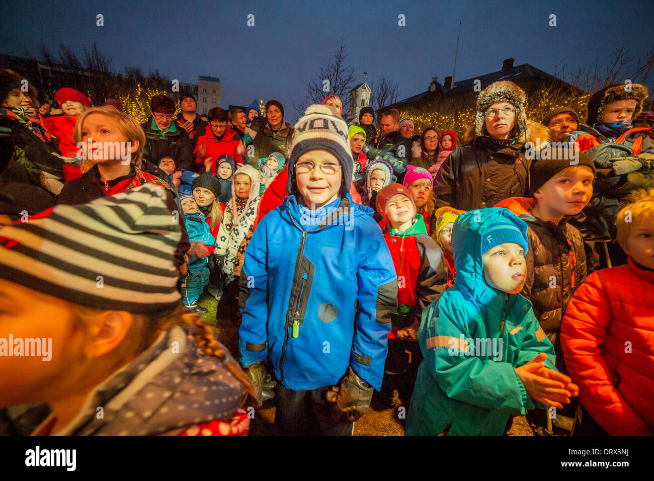 Les enfants de regarder un spectacle en plein air holdiay au moment de Noël, Reykjavik, Islande Banque D'Images