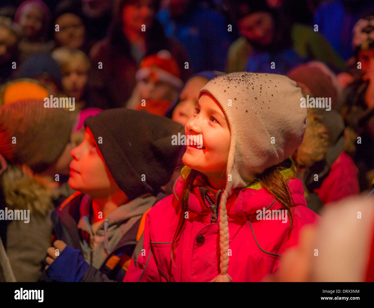 Regarder les enfants à l'extérieur des célébrations au moment de Noël, Reykjavik, Islande Banque D'Images