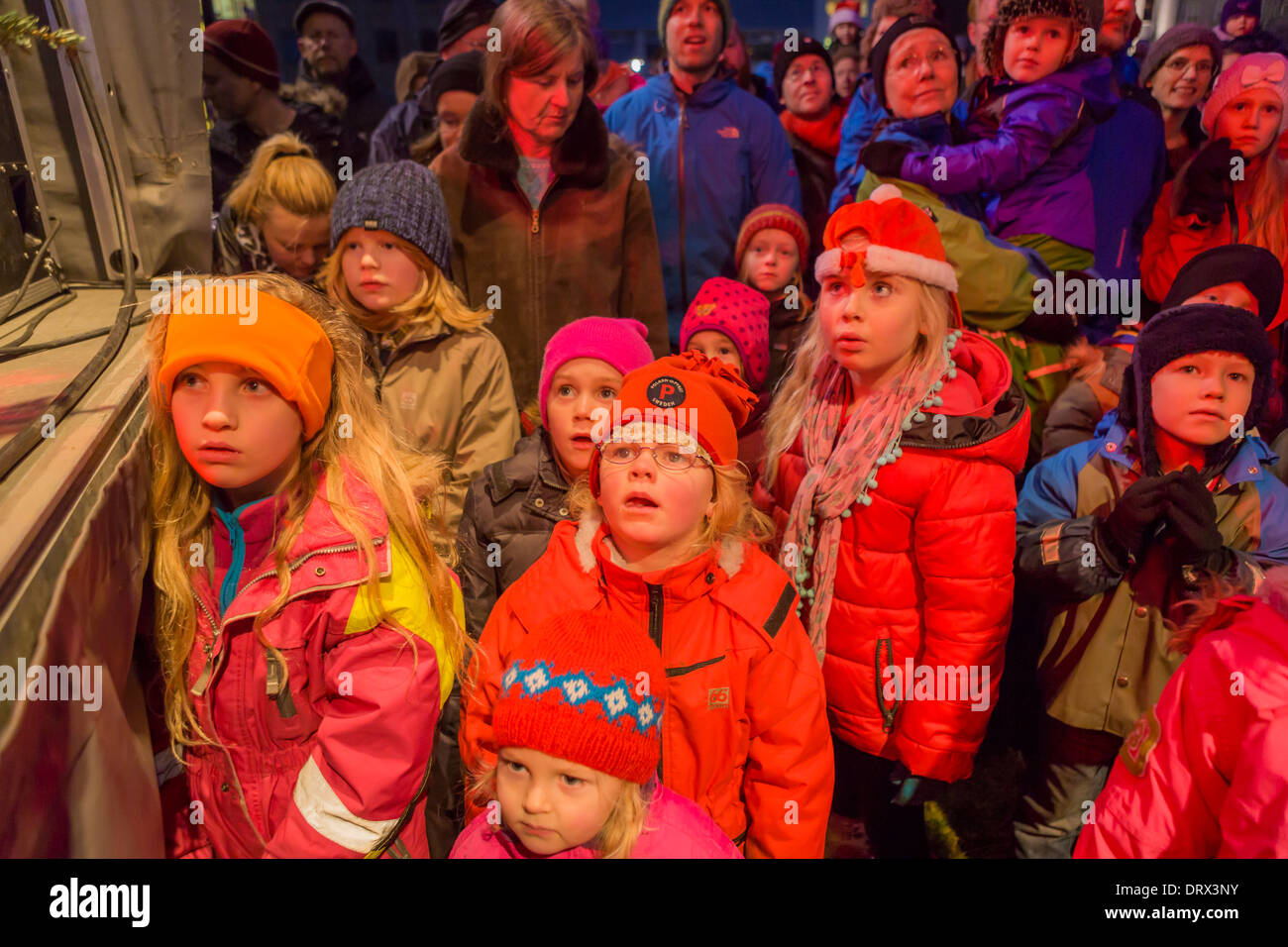 Regarder les enfants à l'extérieur des célébrations au moment de Noël, Reykjavik, Islande Banque D'Images