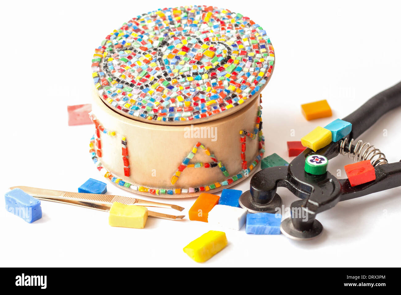 L'artisanat en céramique mosaïque colorée hobby [isolé sur blanc] personne n'fraise 600x600 couleurs Banque D'Images