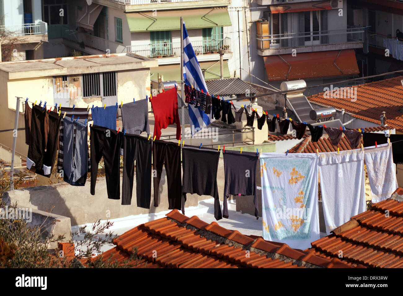 Ligne de lavage et drapeau grec dans la haute ville, Thessalonique, Grèce Banque D'Images