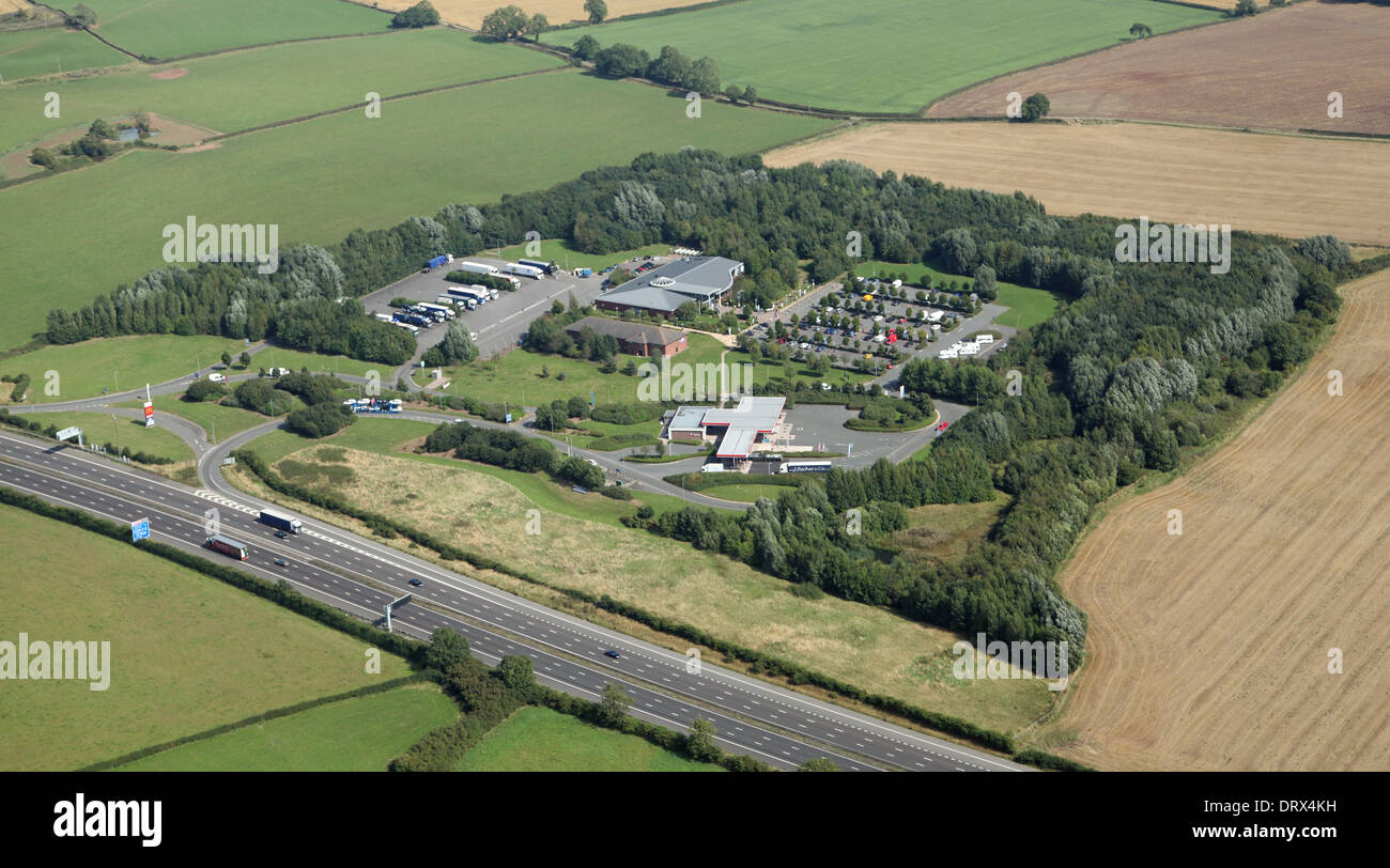 Vue aérienne de l'autoroute en direction sud Services Stafford M6 sur la route, Chef réussi Banque D'Images