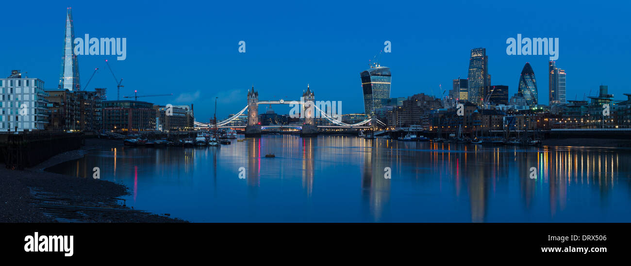 Vue sur la Tamise avec le tesson, Tower Bridge et de la ville de Londres dans la distance. Banque D'Images