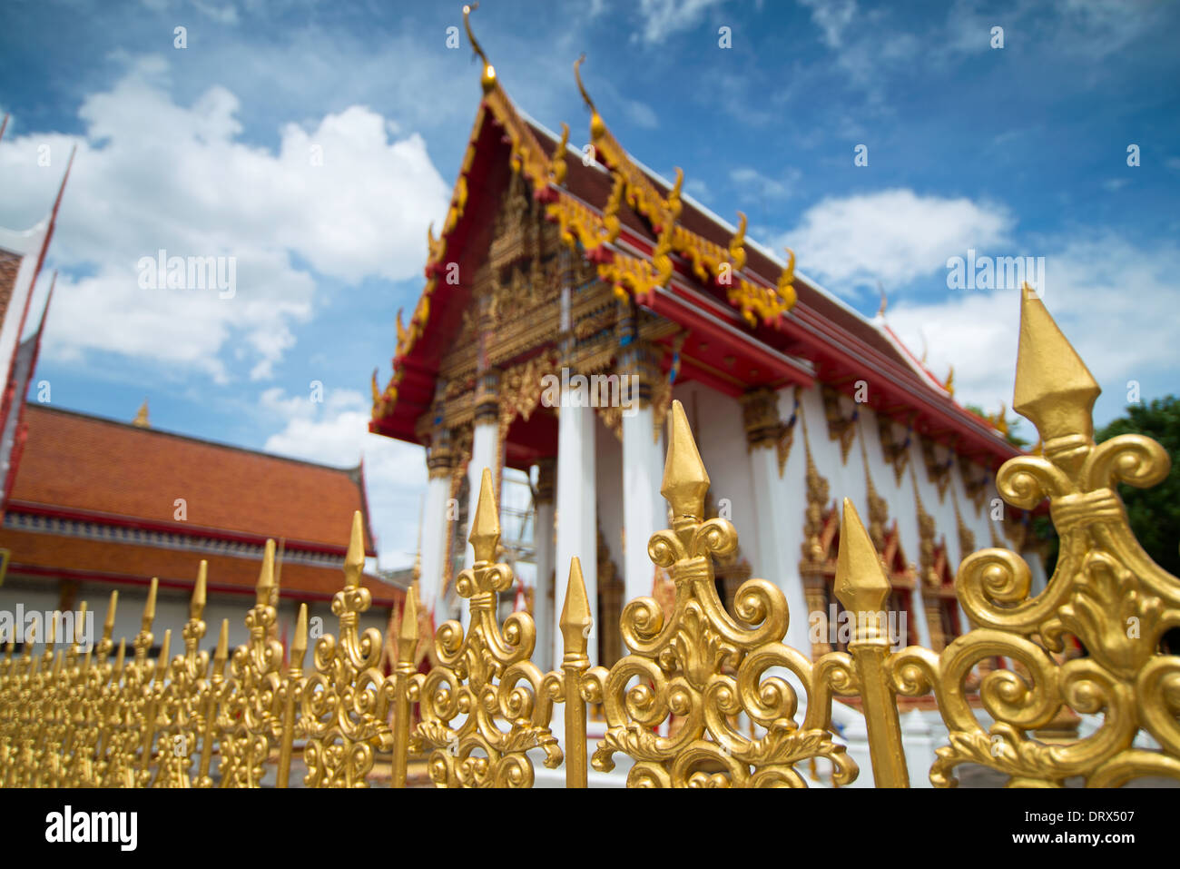 Thai temple building et clôture d'or, prises contre le ciel bleu en Minburi,Thailand Banque D'Images