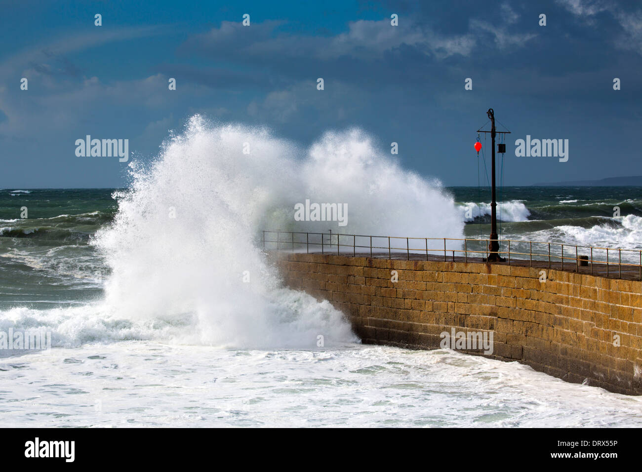 Jetée de Porthleven, déferlement des vagues ; Cornwall, UK Banque D'Images