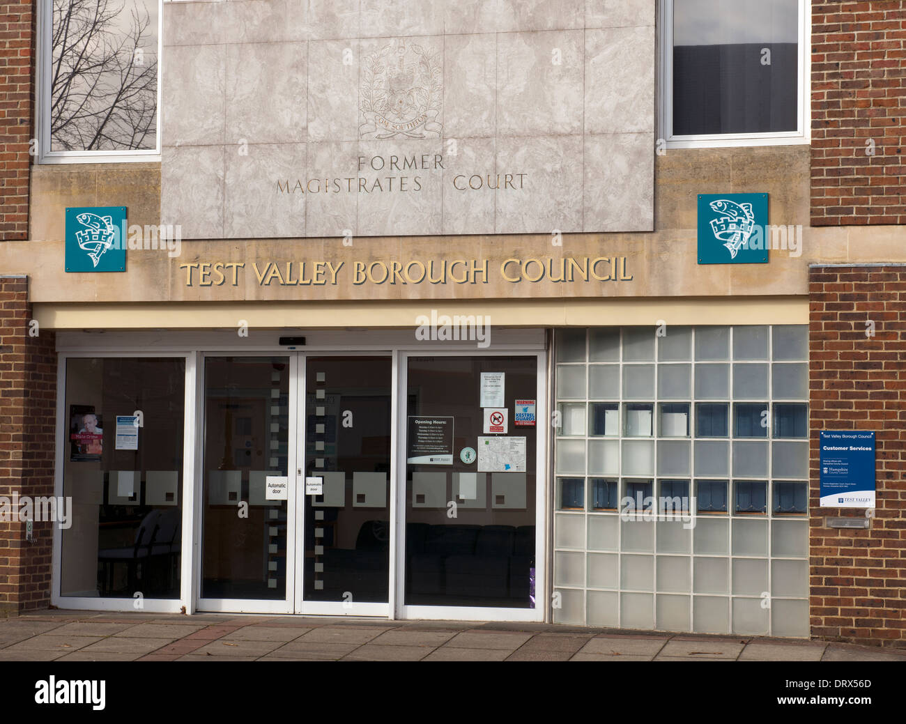 Vue de l'entrée de la vallée d'essai les bureaux du conseil d'arrondissement, la rue de l'Église, Romsey, Hampshire, England, UK. Banque D'Images