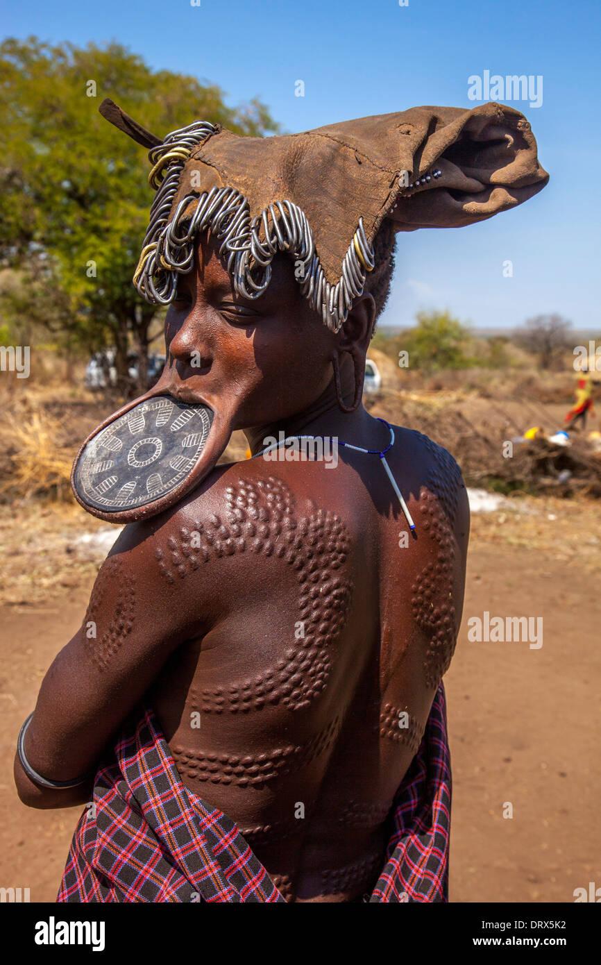 Femme avec la lèvre plate et de cicatrices, Morsi Village tribal, la vallée de l'Omo, Ethiopie Banque D'Images