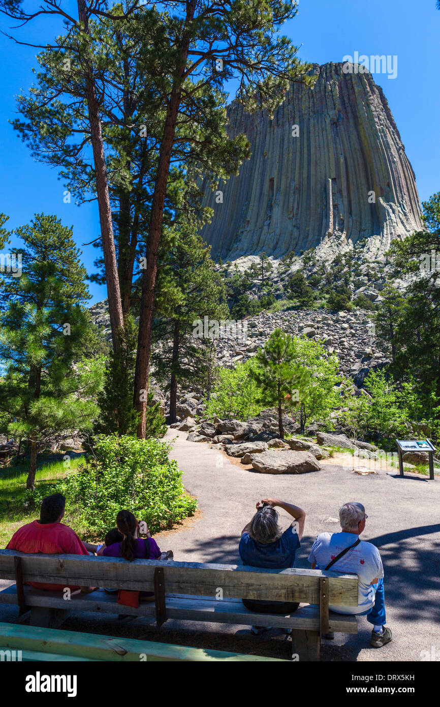 Les touristes en appui sur Tower Trail, Devils Tower National Monument, Crook Comté, Black Hills, Wyoming, USA Banque D'Images