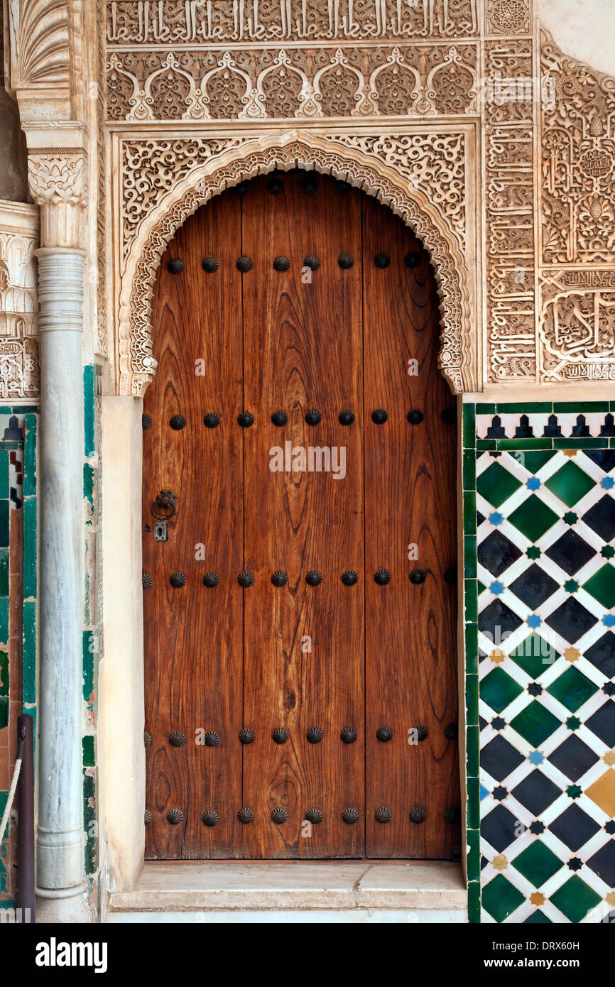 Ornate porte dans un des palais nasrides de l'Alhambra complexe, Grenade, Andalousie, Espagne Banque D'Images