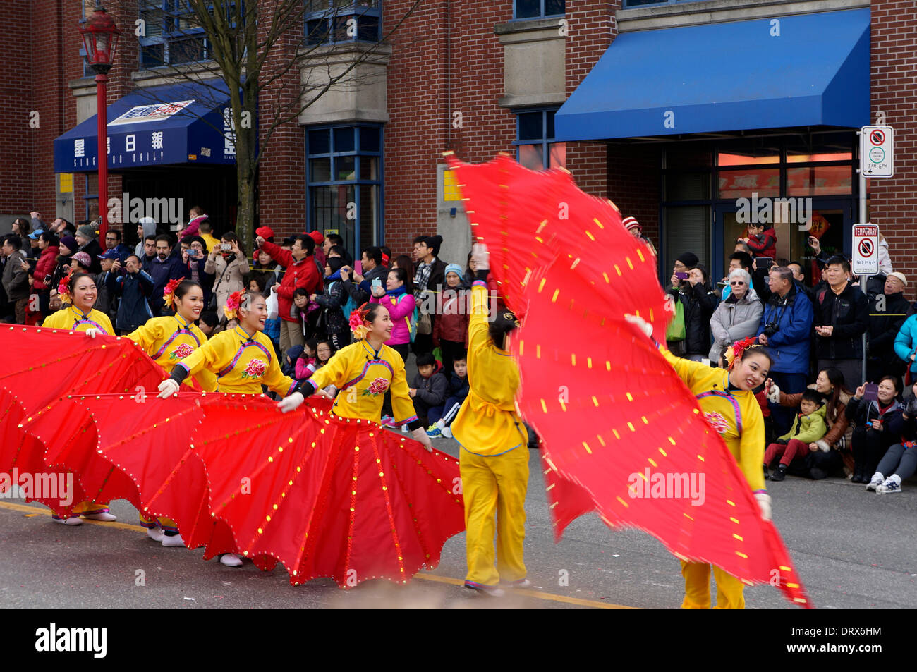 Pour les spectacles de danse la foule lors de l'assemblée annuelle de la Parade du Nouvel An chinois dans Chinatown, Vancouver, BC, Canada Banque D'Images
