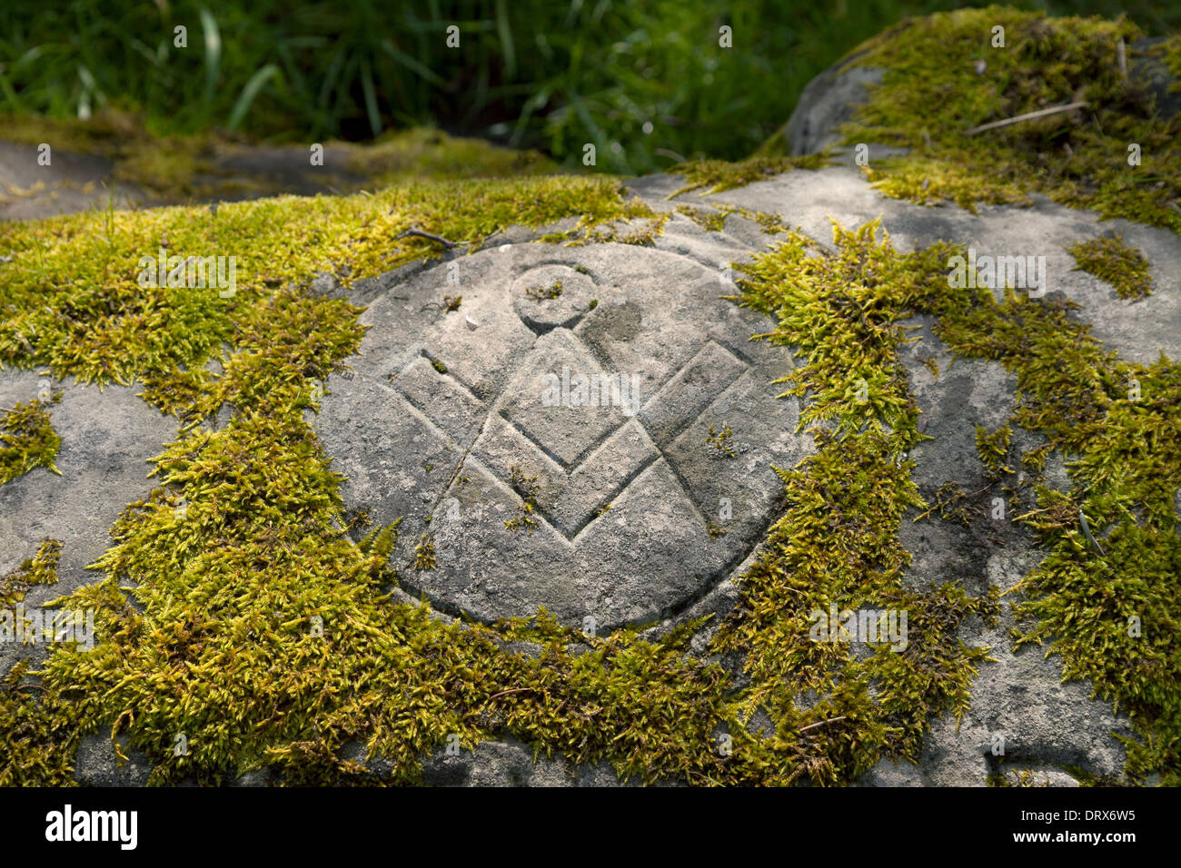 Symbole maçonnique - un symbole de la Franc-maçonnerie sur une vieille pierre tombale, Taplow, England UK Banque D'Images
