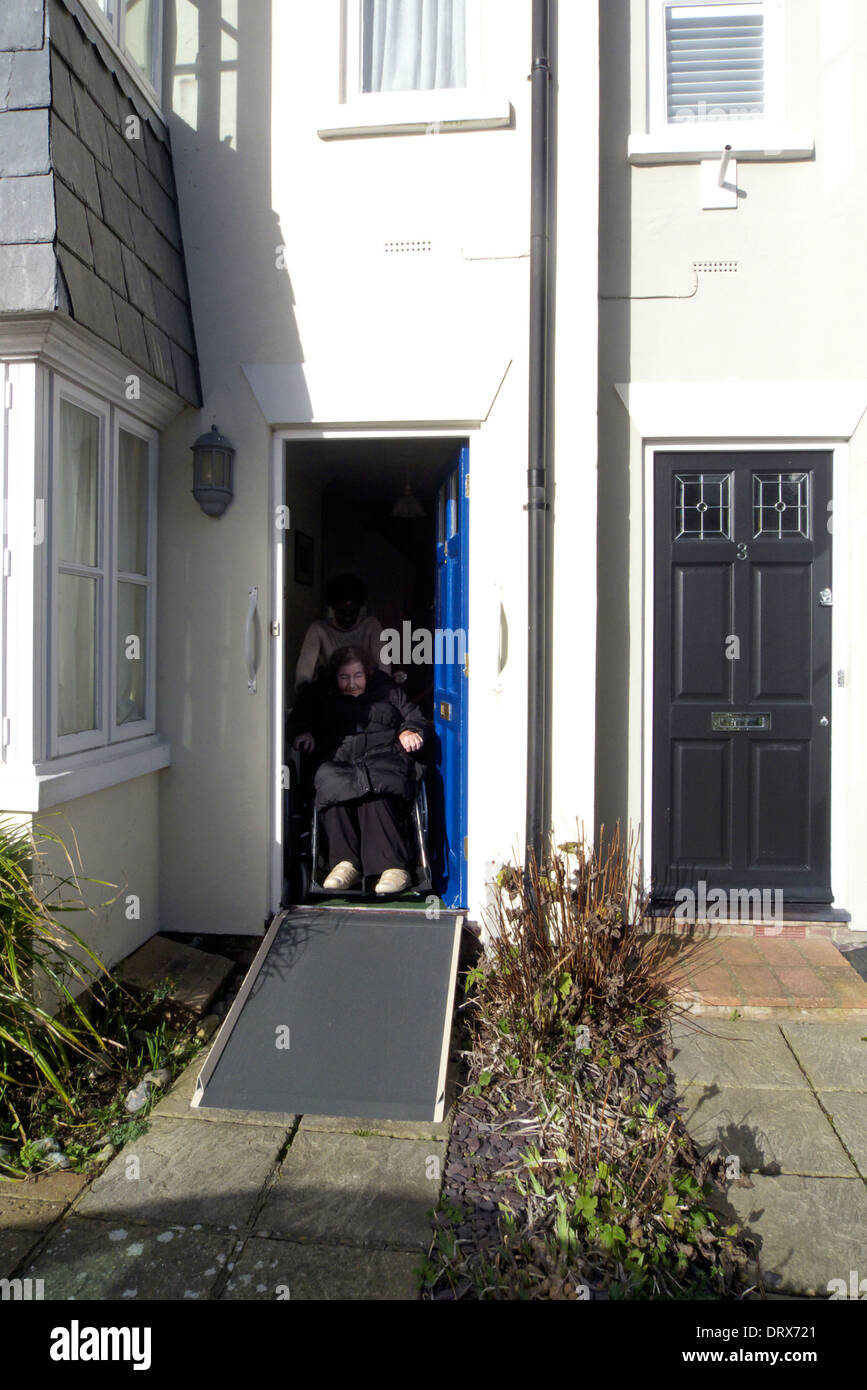 United Kingdom West Sussex une femme âgée en descendant une rampe pour fauteuil roulant Banque D'Images