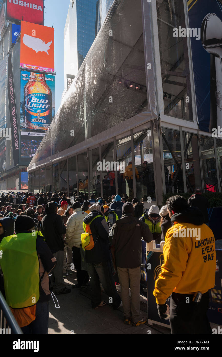 La foule sur la ligne pour voir le Super Bowl Vince Lombardi Trophy sur Boulevard du Super Bowl dans le centre de Manhattan à New York Banque D'Images