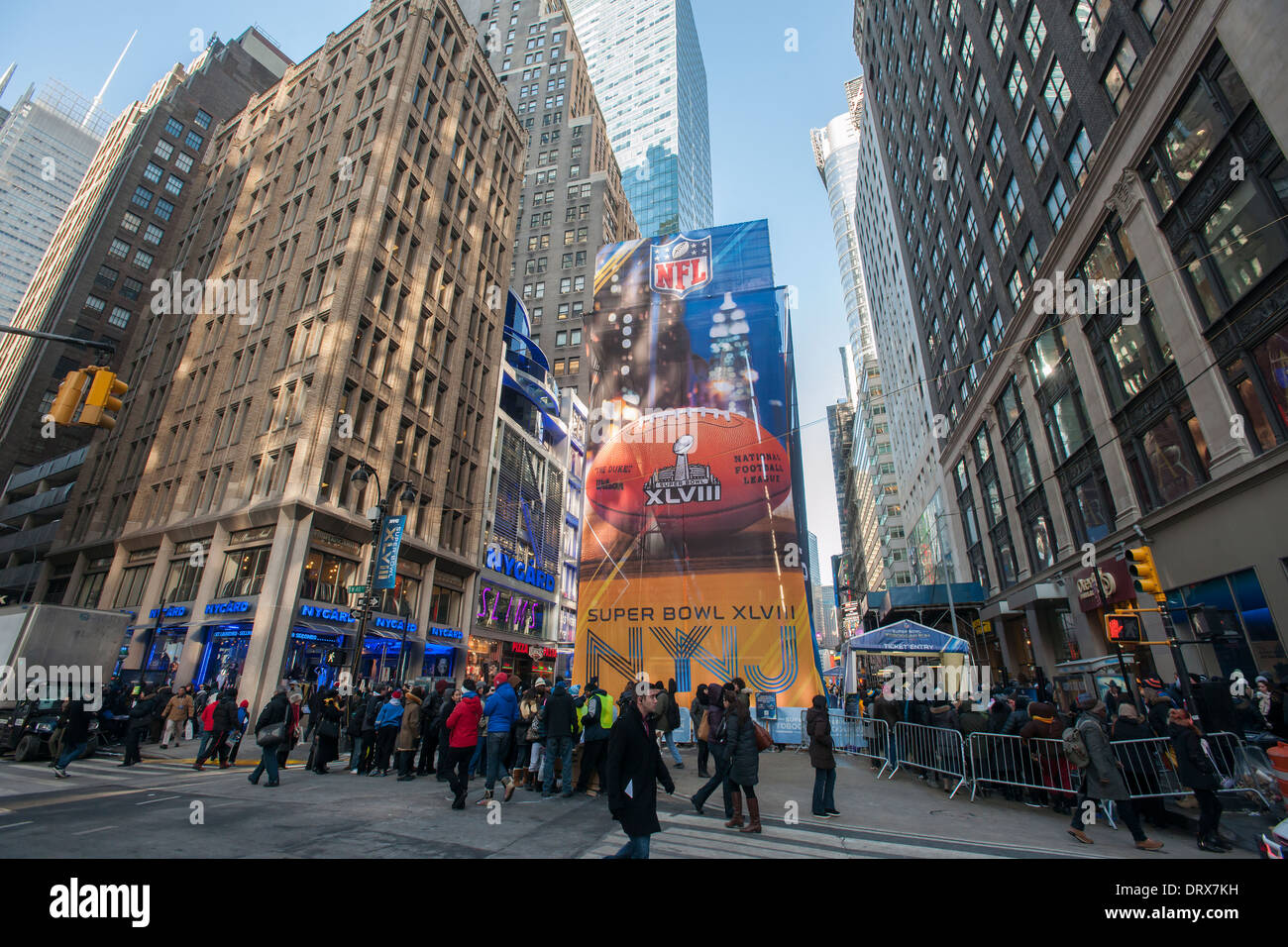 Les visiteurs le jour de l'ouverture de Super Bowl Avenue dans le centre de Manhattan à New York Banque D'Images