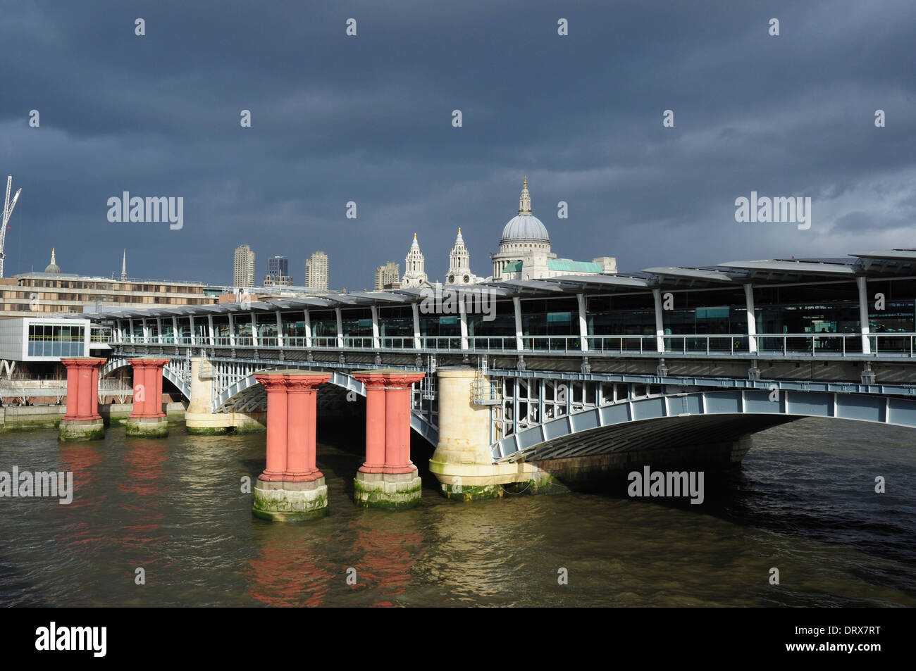 Menaces sur Blackfriars station pont de chemin de fer et avec la Cathédrale St Paul à l'arrière-plan, London, England, UK Banque D'Images