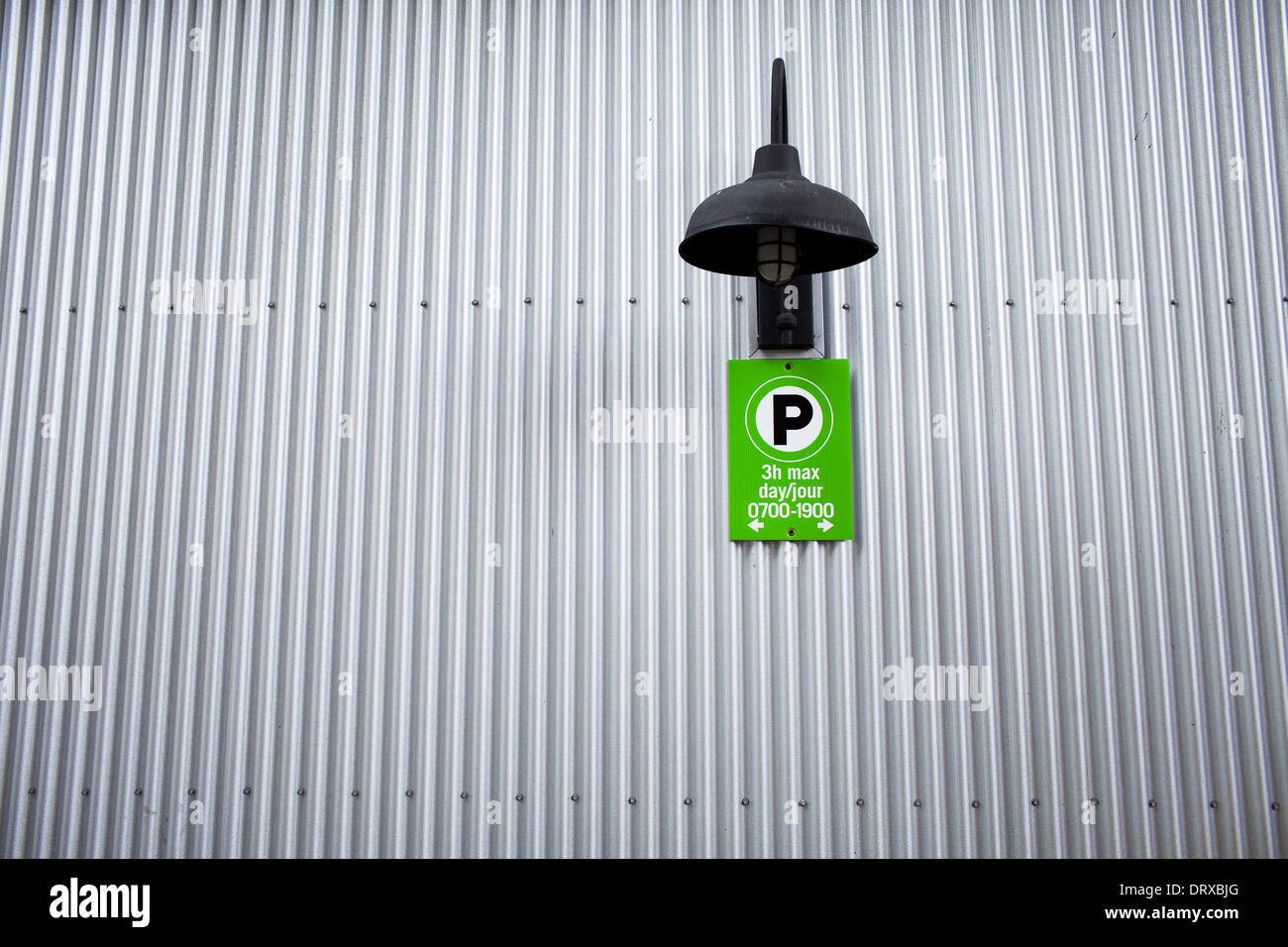 Photographie de l'immeuble avec mur en acier ondulé et panneau vert sur Granville Island, Vancouver, Colombie-Britannique. Banque D'Images