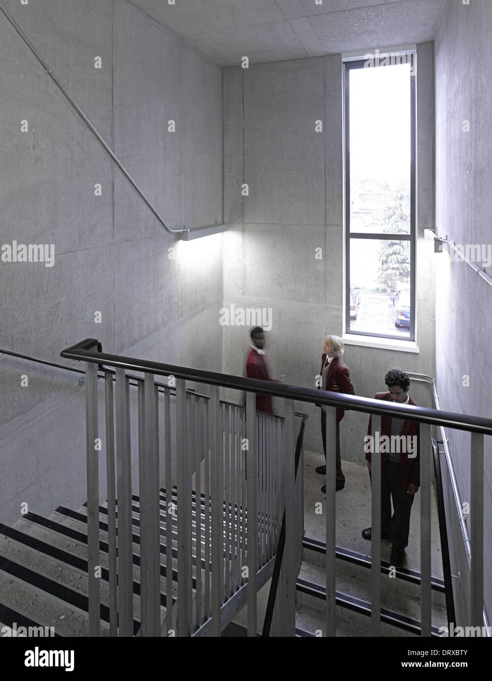 L'Apôtre saint Thomas College, Londres, Royaume-Uni. Architecte : Alliés et Morrison, 2013. Les étudiants de l'escalier. Banque D'Images
