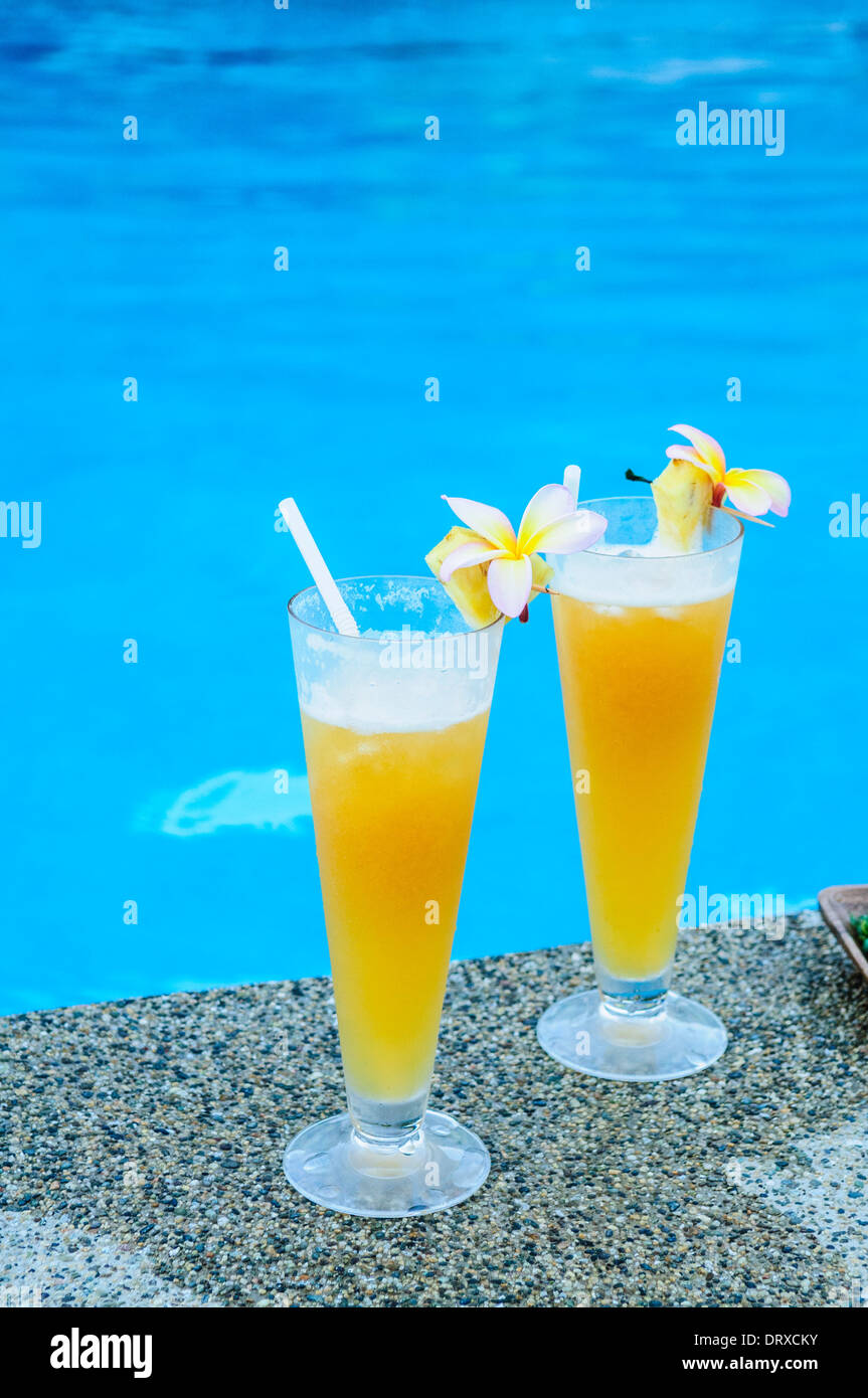 Des boissons tropicales au bord de Matangi Private Island Resort, Fiji Banque D'Images