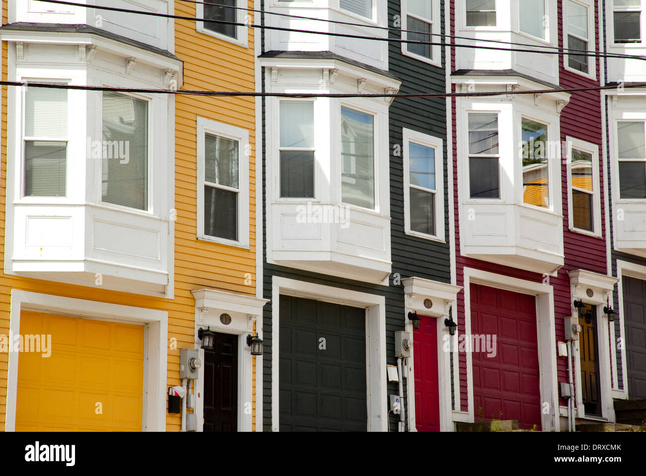 Une rangée de maisons très coloré de la ligne vallonné street à Saint-Jean de Terre-Neuve. Banque D'Images