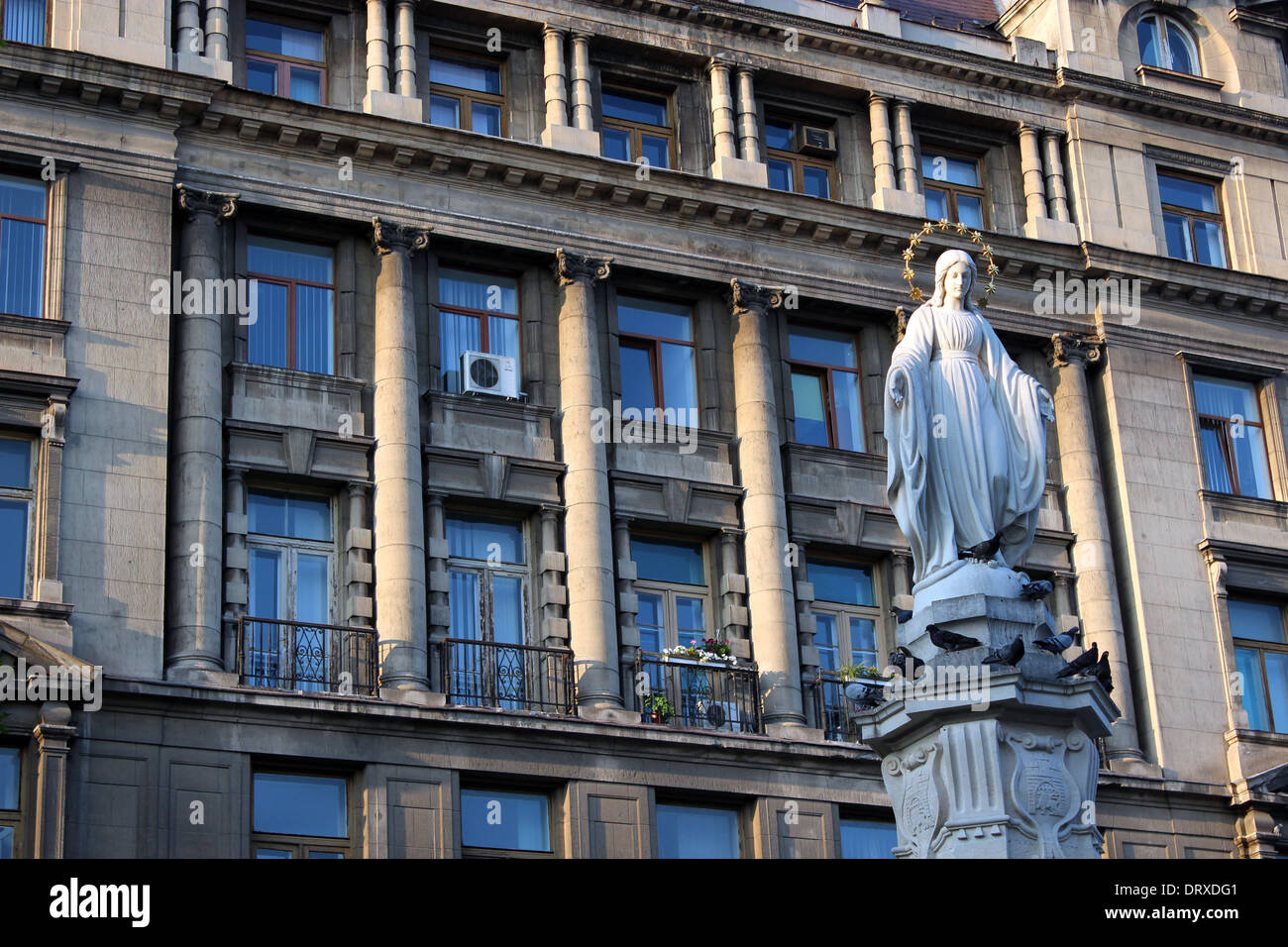 Grande et belle sculpture de Mère de Dieu Maria à Lvov en Ukraine Banque D'Images