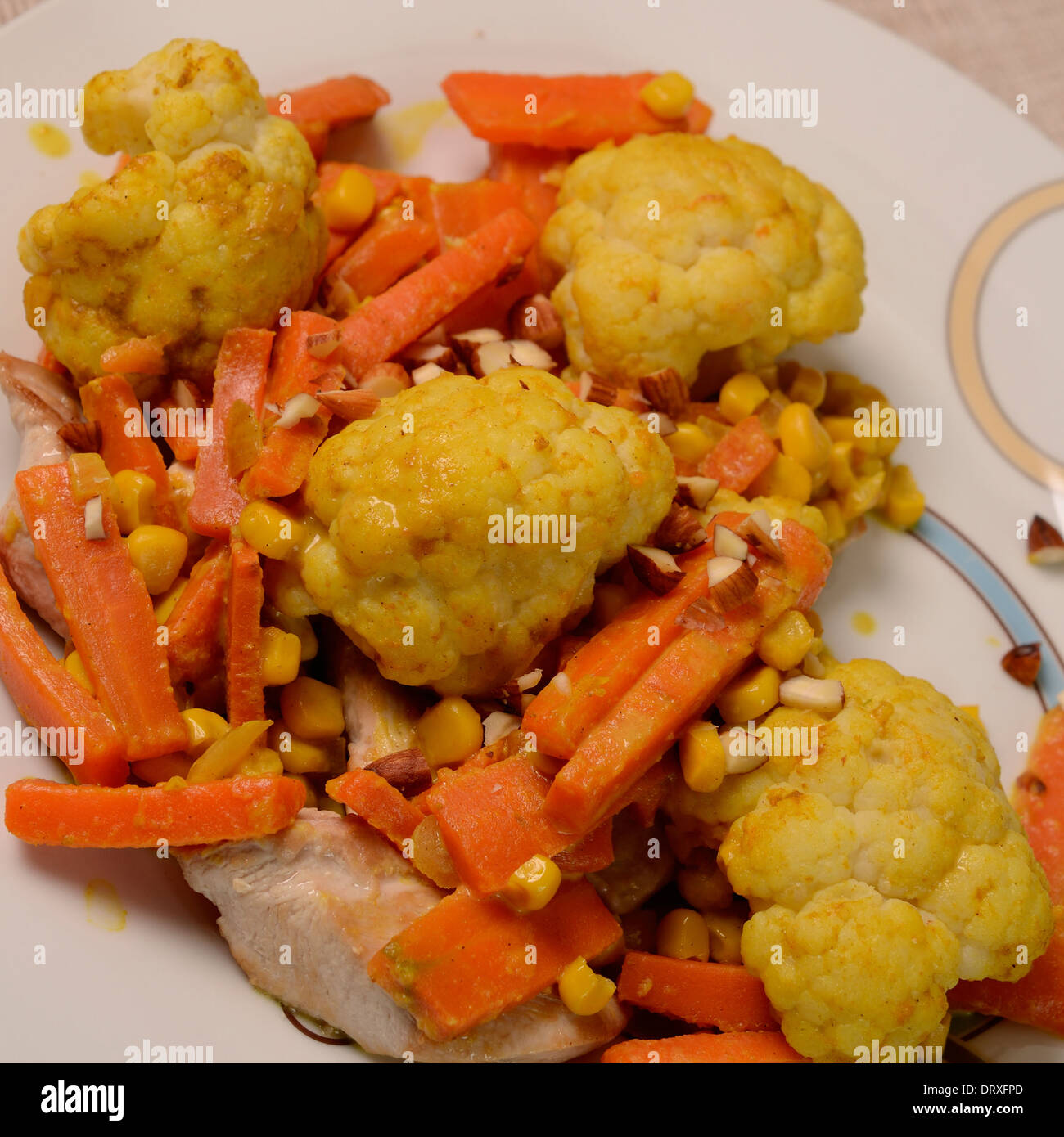 Chou-fleur épicé avec du cari poulet et carottes Banque D'Images