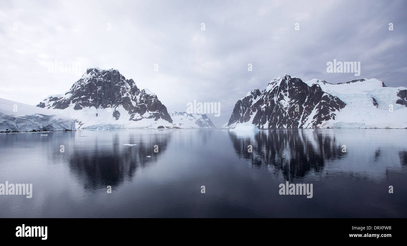 Entrée du Canal Lemaire en Antarctique - beaux reflets dans l'eau Banque D'Images