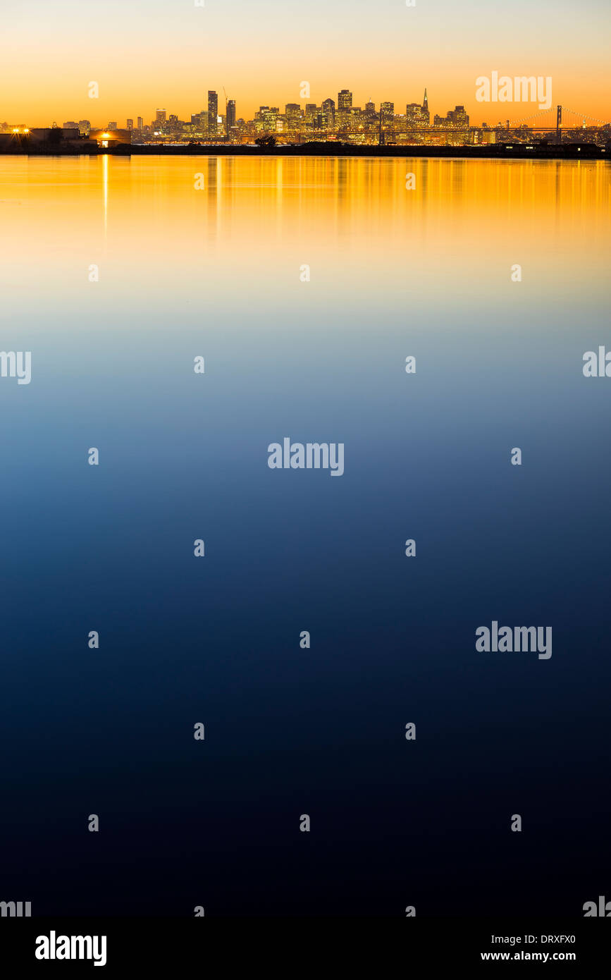 Horizon de San Francisco au coucher du soleil. Banque D'Images