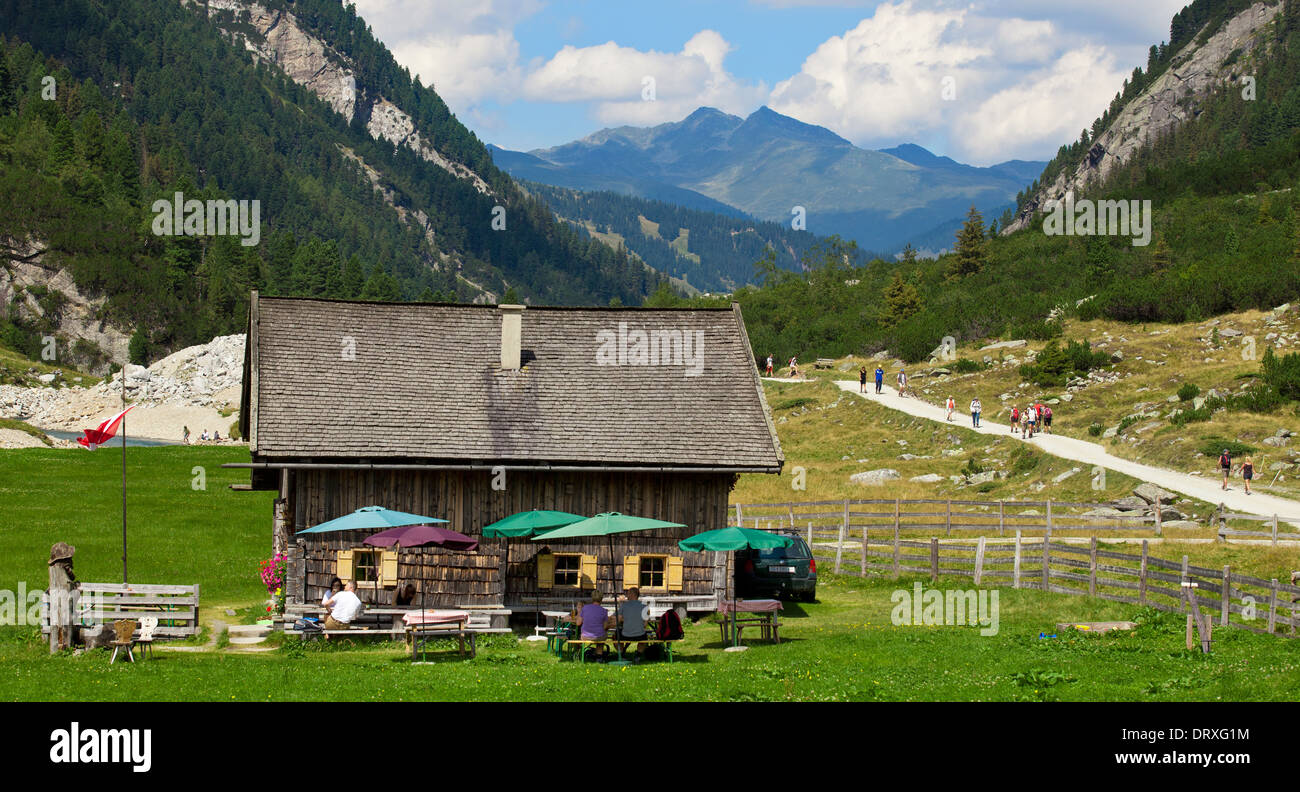Les gens se reposant à un cabinet alpin dans les Alpes autrichiennes près de Chutes de Krimml. Banque D'Images