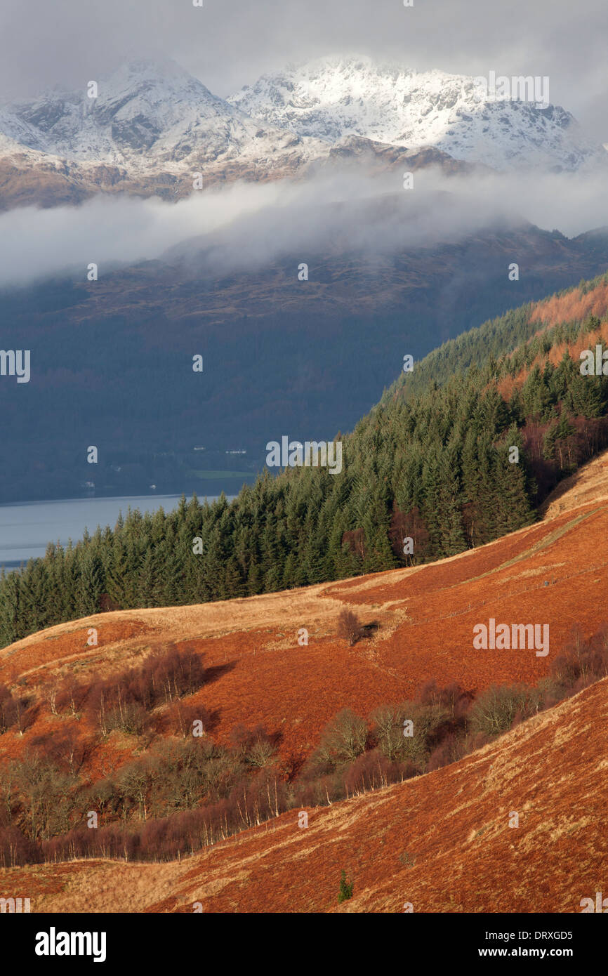 Le Loch Lomond, Ecosse. Vue pittoresque des pistes de Ben Lomond vers les collines sur la rive ouest du Loch Lomond. Banque D'Images