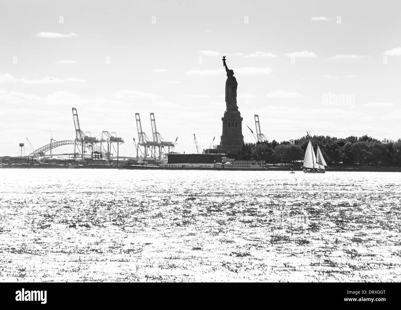 Vue paysage de Battery Park Manhattan vers Coney Island et la Statue de la liberté. Banque D'Images
