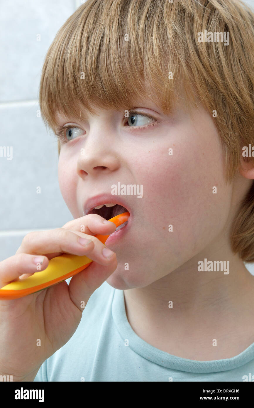 Portrait d'un jeune garçon se brosser les dents Banque D'Images