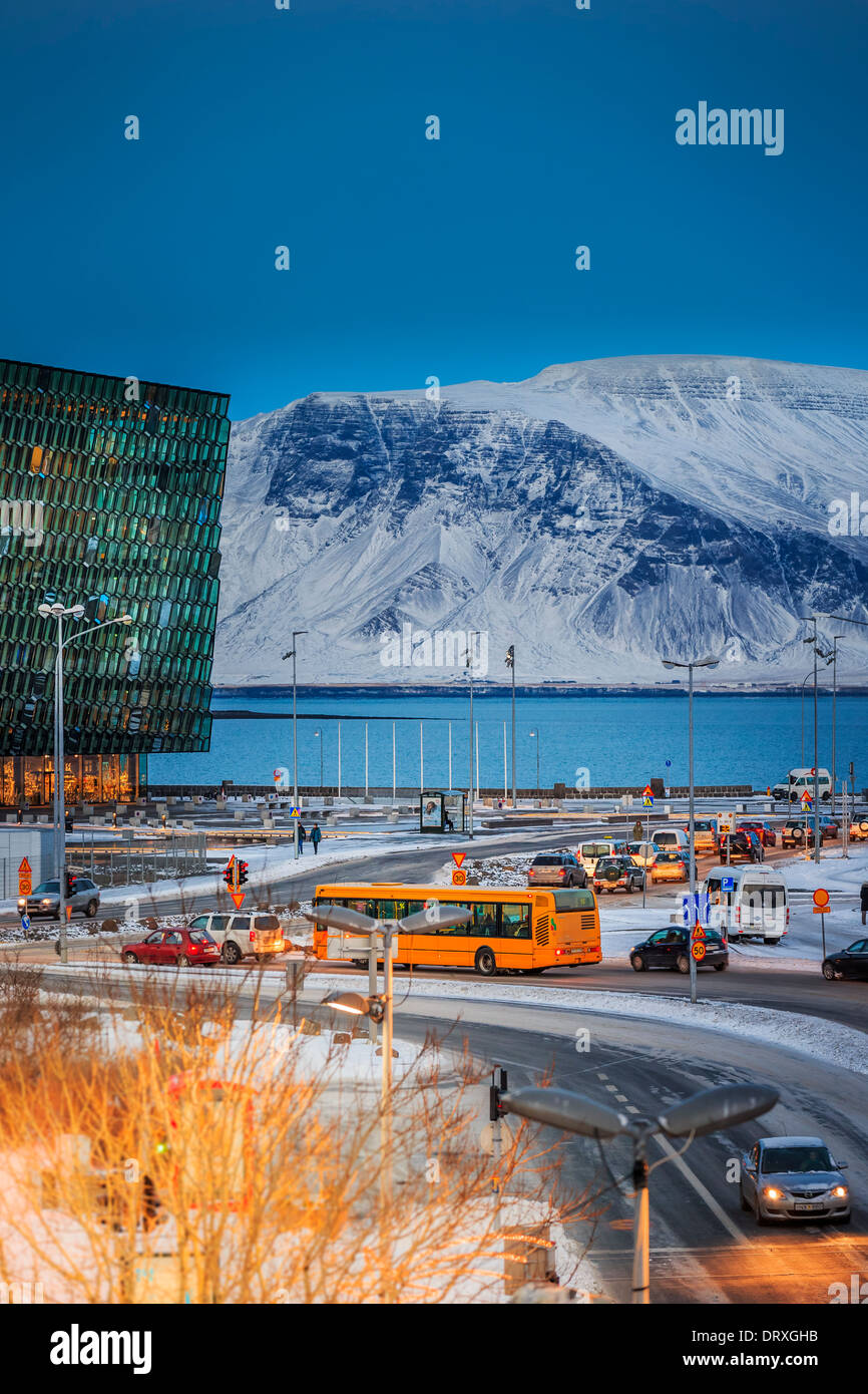 Harpa et le mont Esja, temps de Noël, Reykjavik, Islande Banque D'Images