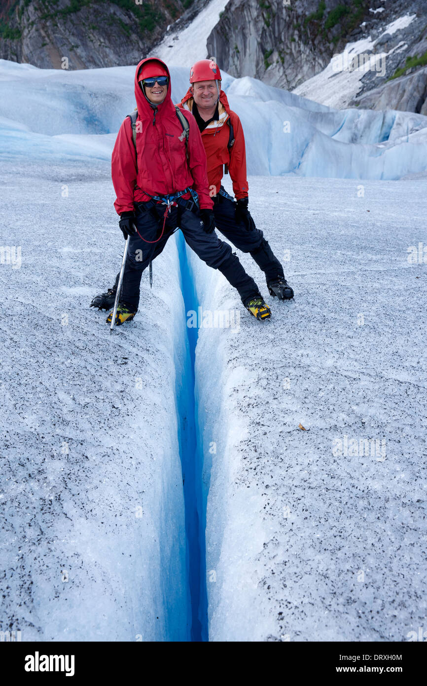 Deux personnes debout dans une crevasse dans le Mendenhall Glacier, Alaska Banque D'Images