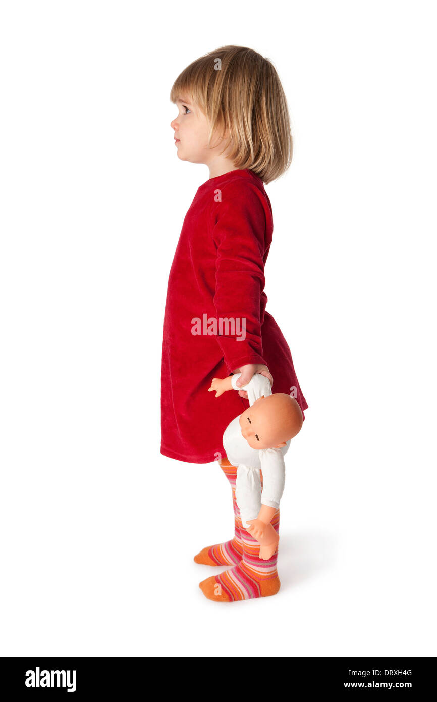 Shy girl standing avec une poupée dans la main sur fond blanc Banque D'Images