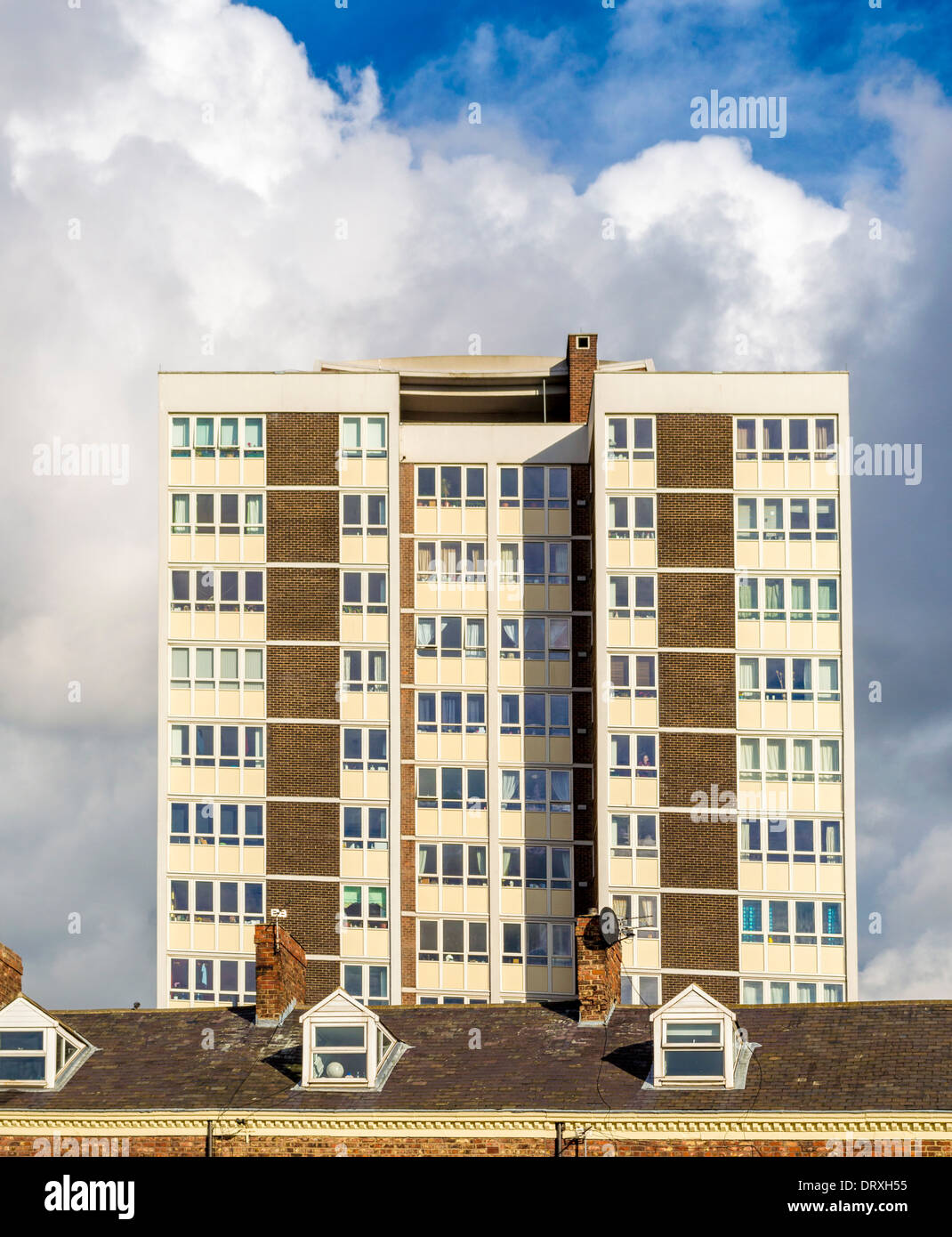 Maisons traditionnelles victoriennes en terrasse de la rue Falconar avec les appartements modernes du bloc de la tour des années 1960 derrière. Newcastle upon Tyne, Royaume-Uni. Banque D'Images