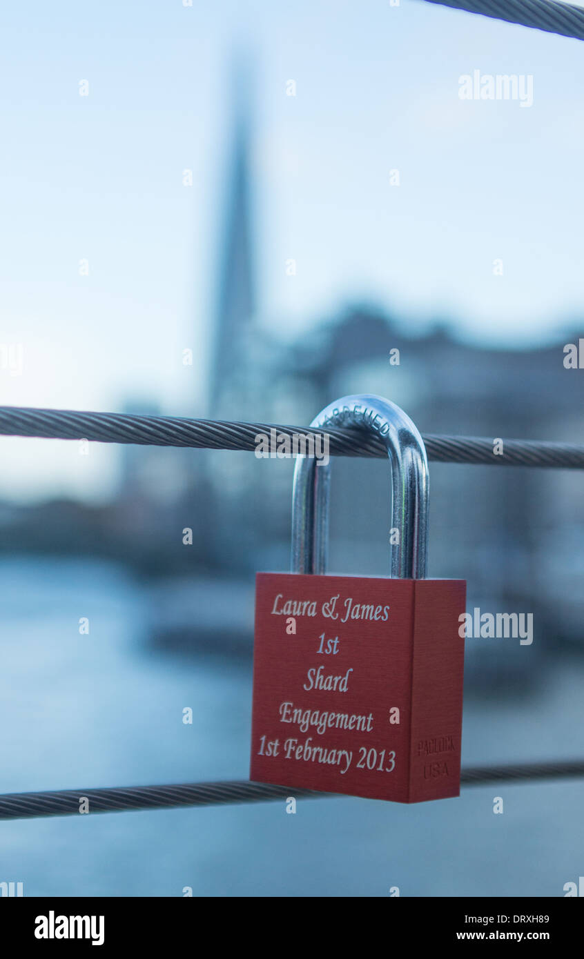 Love lock millennium bridge Londres Lover's lock Banque D'Images